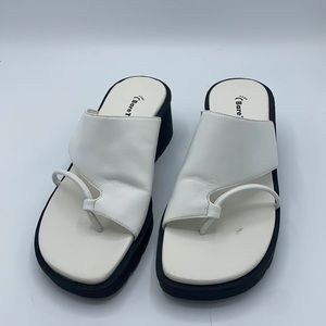 Bear traps Hampton white sandal. Size 7.